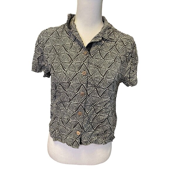 Urban Outfitters Cropped Top Black Tribal Print Sz XS High-low hem a22 - Picture 1 of 8